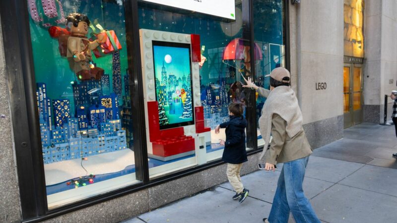  لگو بوسیله فناوری AR در فروشگاه‌های خود مسابقه برف‌بازی راه انداخت