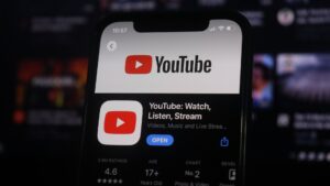 یوتیوب برای رشد کانال‌ها، اشتراک رایگان به کاربران می‌دهد