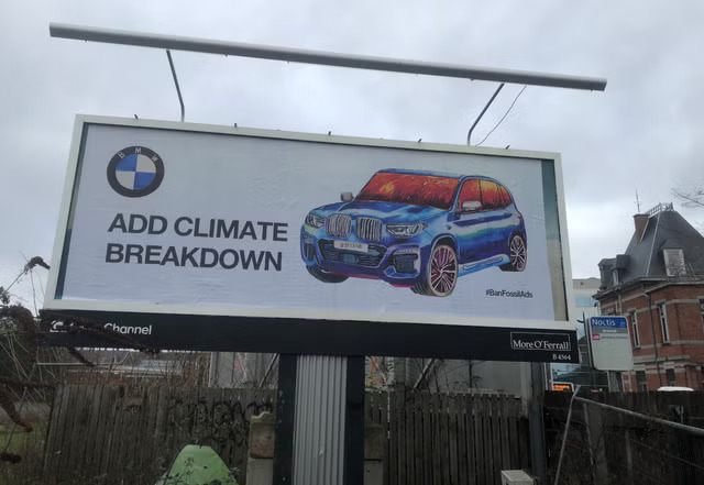 طرفداران محیط‌زیست بیلبوردهای تویوتا و BMW را در سراسر اروپا مخدوش کردند 1
