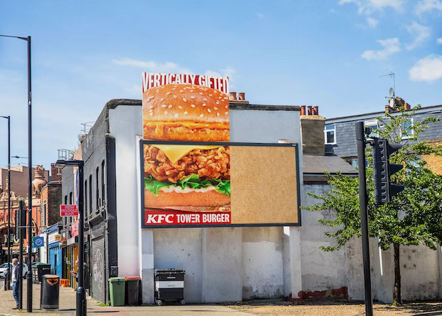 تاور برگر در بیلبوردها جا نمی‌شود! کمپین خلاقانه KFC برای برگرهای درجه ۱ 2