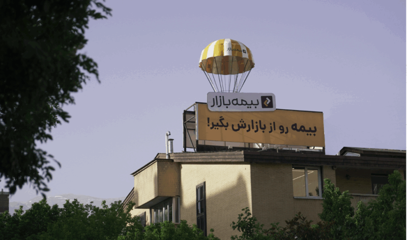 بیمه‌بازار بیلبورد جدیدی به شکل چتر نجات را در بالای دفتر مرکزی خود نصب کرد